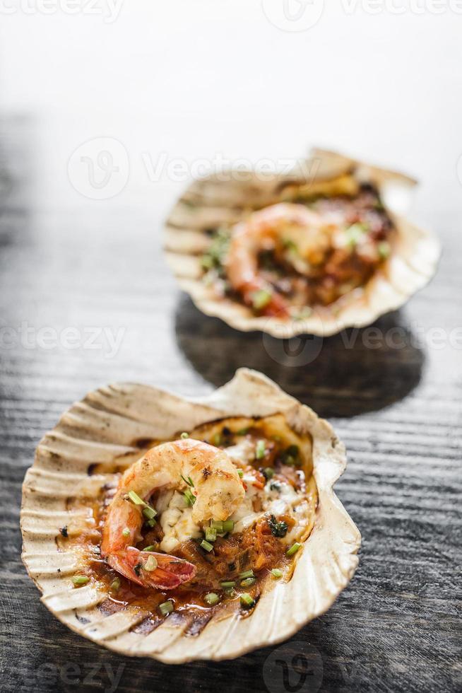 Gourmetküche gebackene Riesengarnelen in pikanter Tomaten-Kräutersauce foto