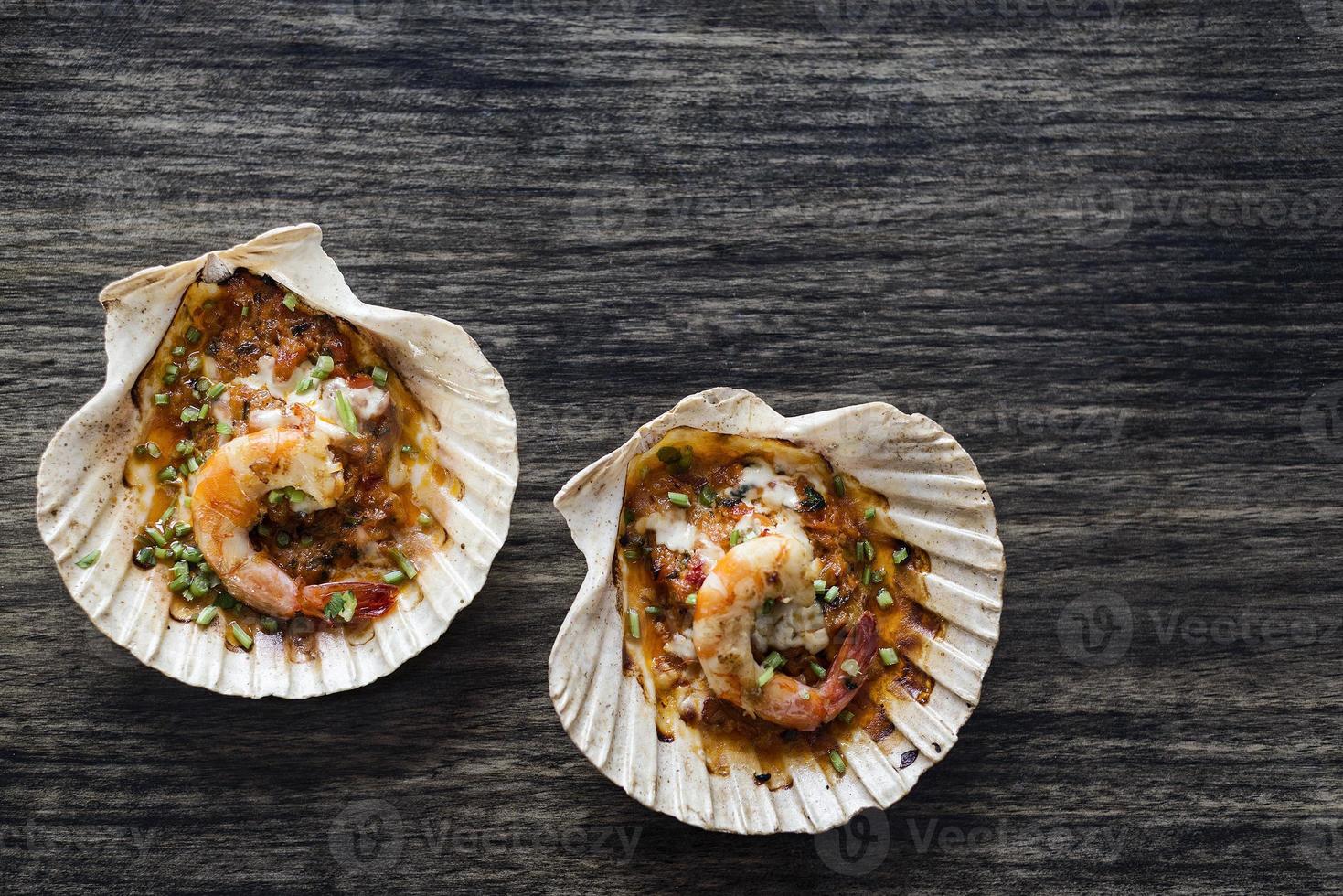 Gourmetküche gebackene Riesengarnelen in pikanter Tomaten-Kräutersauce foto