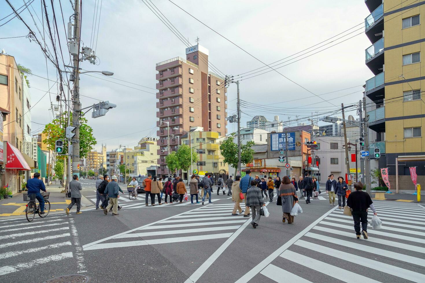 Osaka, Japan - - 21 nov 2018 -Zebrastreifen auf ein Straße im das Stadt von Osaka. foto