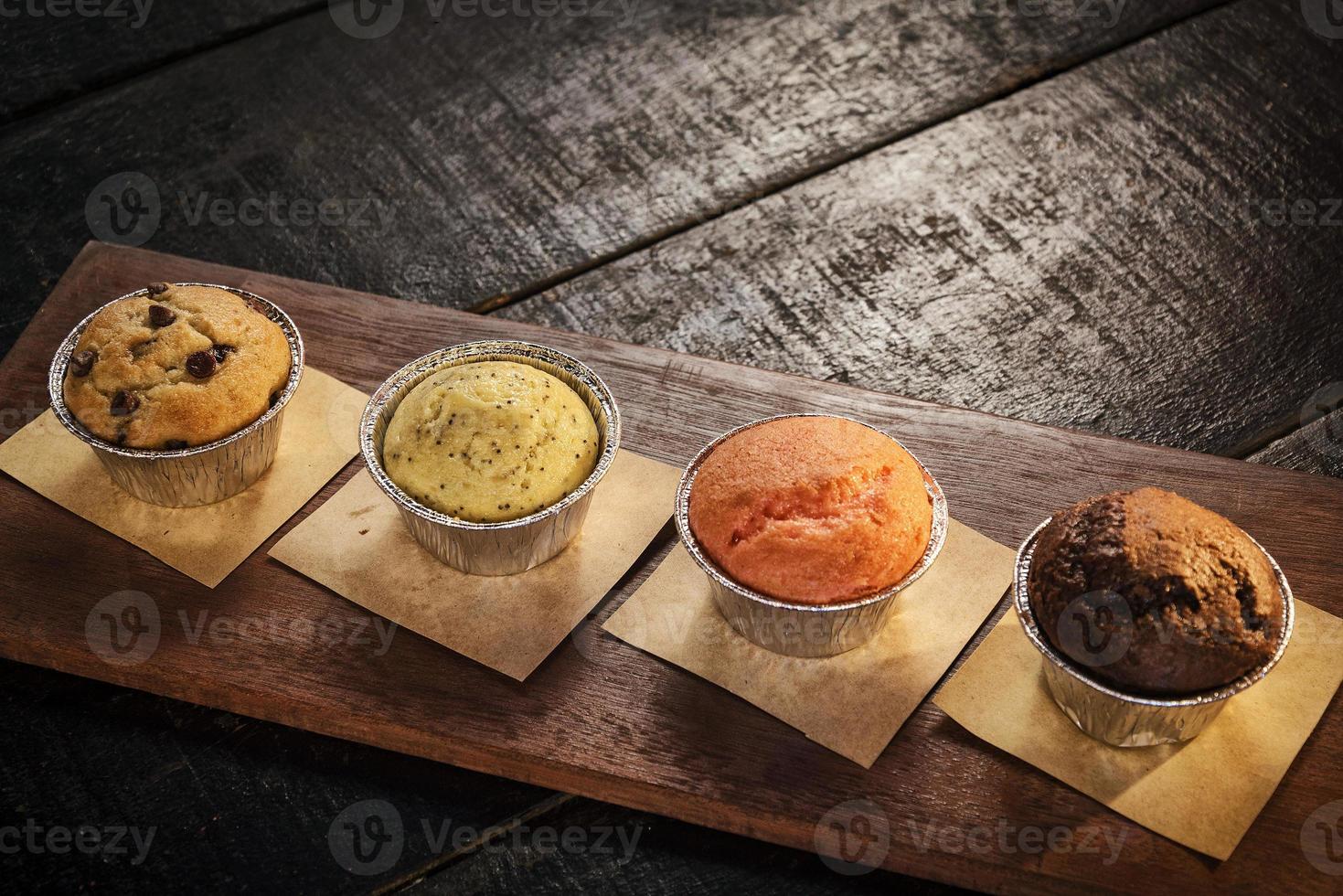 gemischte frisch gebackene Muffins auf dem Tisch im gemütlichen Coffeeshop-Interieur? foto