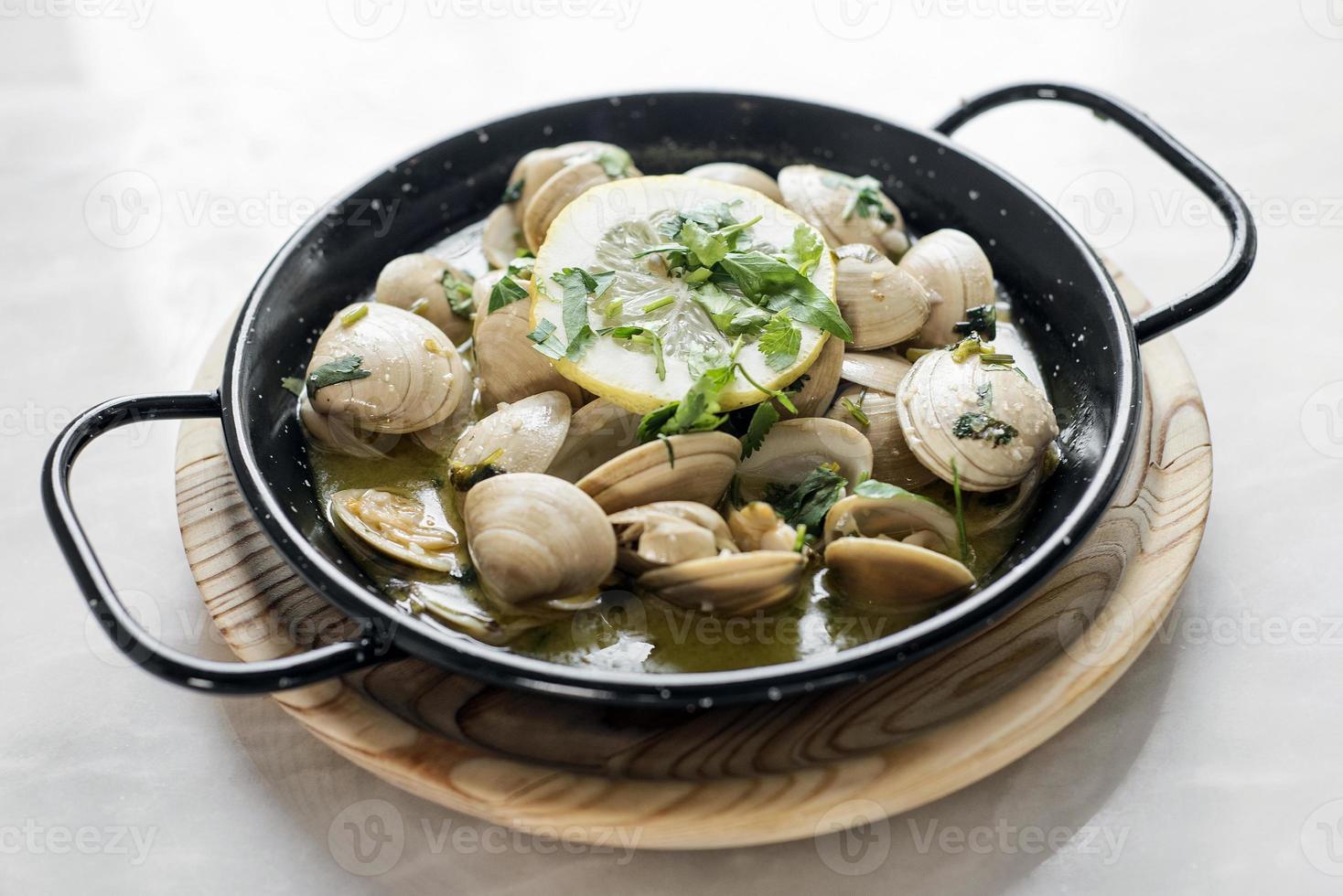 portugiesische geschmorte Muscheln in Knoblauchkräuter und Weißwein-Meeresfrüchte-Sauce foto