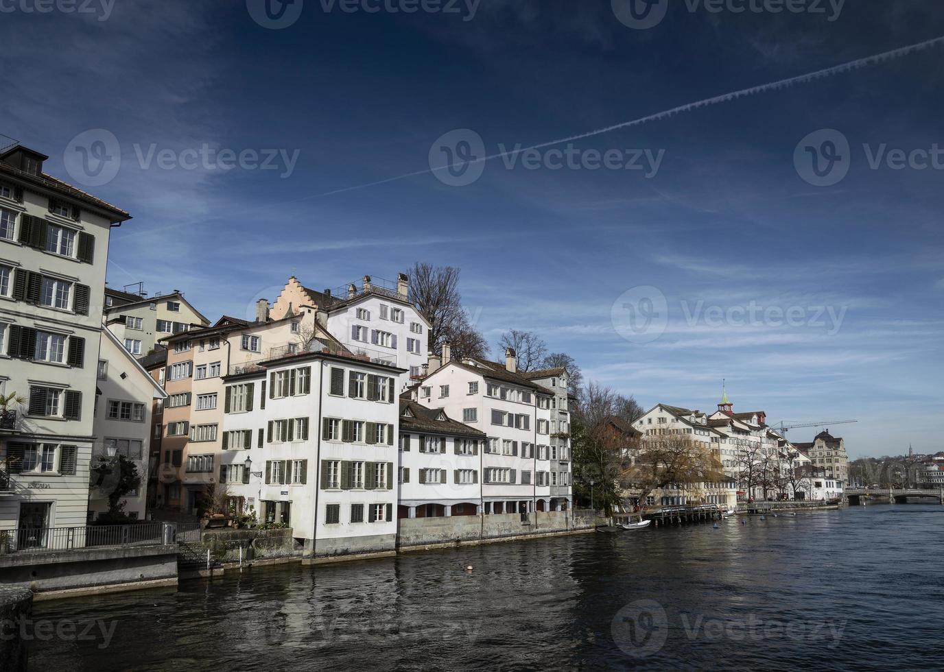 Blick auf die Altstadt von Zürich und die Limmat in der Schweiz? foto