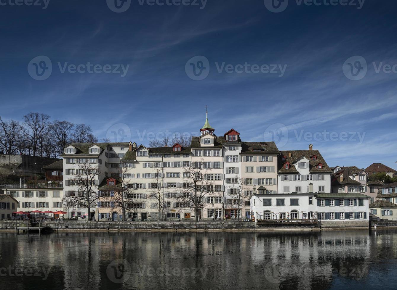 Blick auf die Altstadt von Zürich und die Limmat in der Schweiz? foto