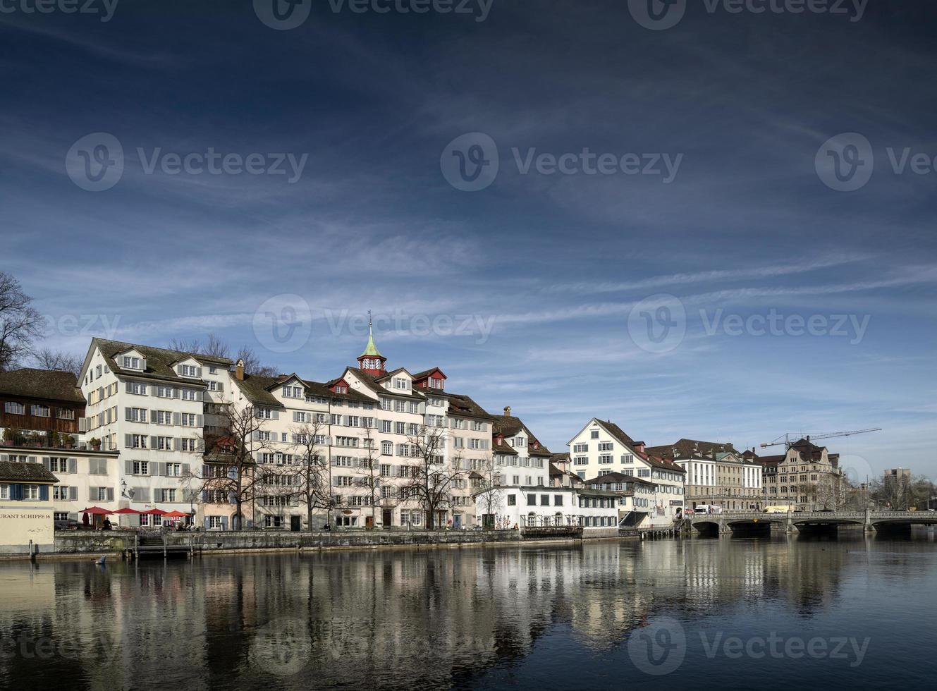 Blick auf die Altstadt von Zürich und die Limmat in der Schweiz? foto