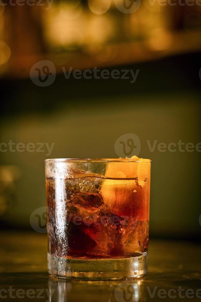 Campari Orangen-Soda-Cocktail-Getränk in moderner Bar foto