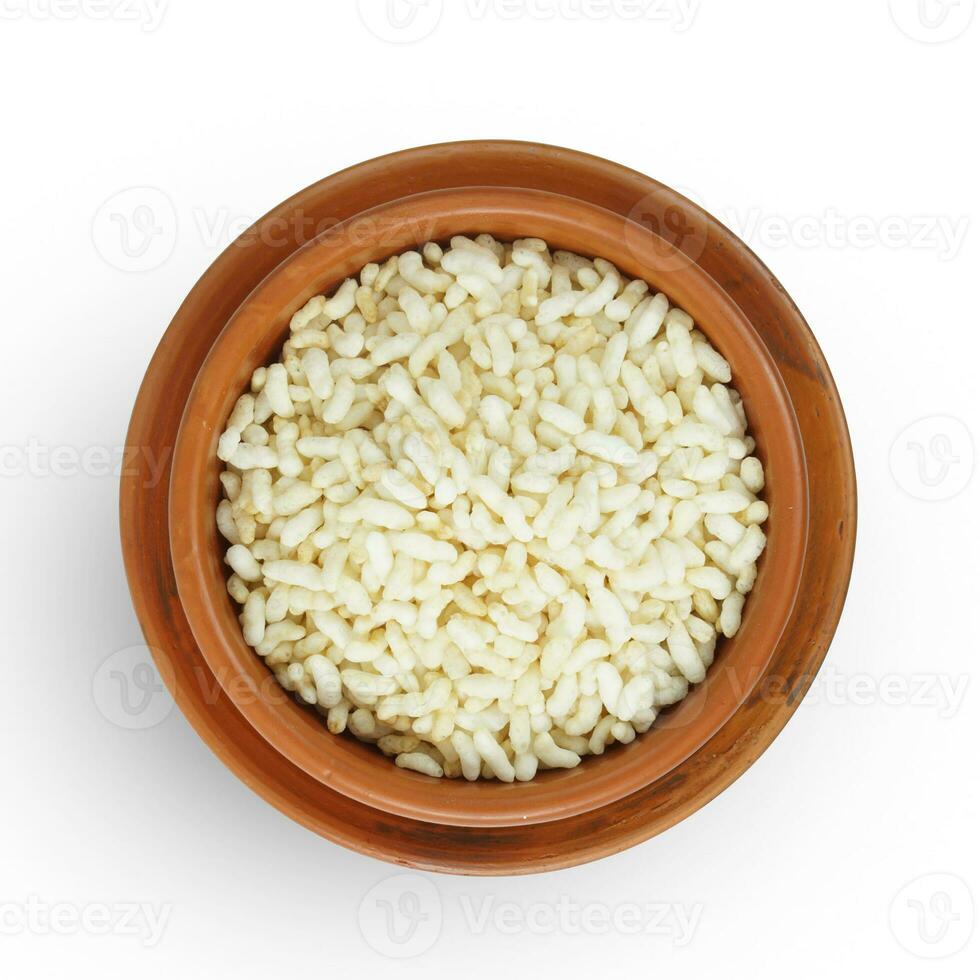 oben Aussicht von Indiana aufgeblasen Reis im ein braun Lehm Topf, isoliert auf ein Weiß Hintergrund. foto