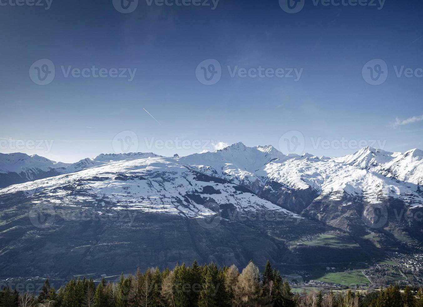 sonnige französische alpenlandschaft und schneebedeckter bergblick im skigebiet les arcs in der nähe von bourg saint maurice frankreich foto