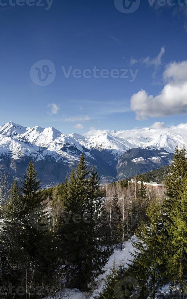 sonnige französische alpenlandschaft und schneebedeckter bergblick im skigebiet les arcs in der nähe von bourg saint maurice frankreich foto