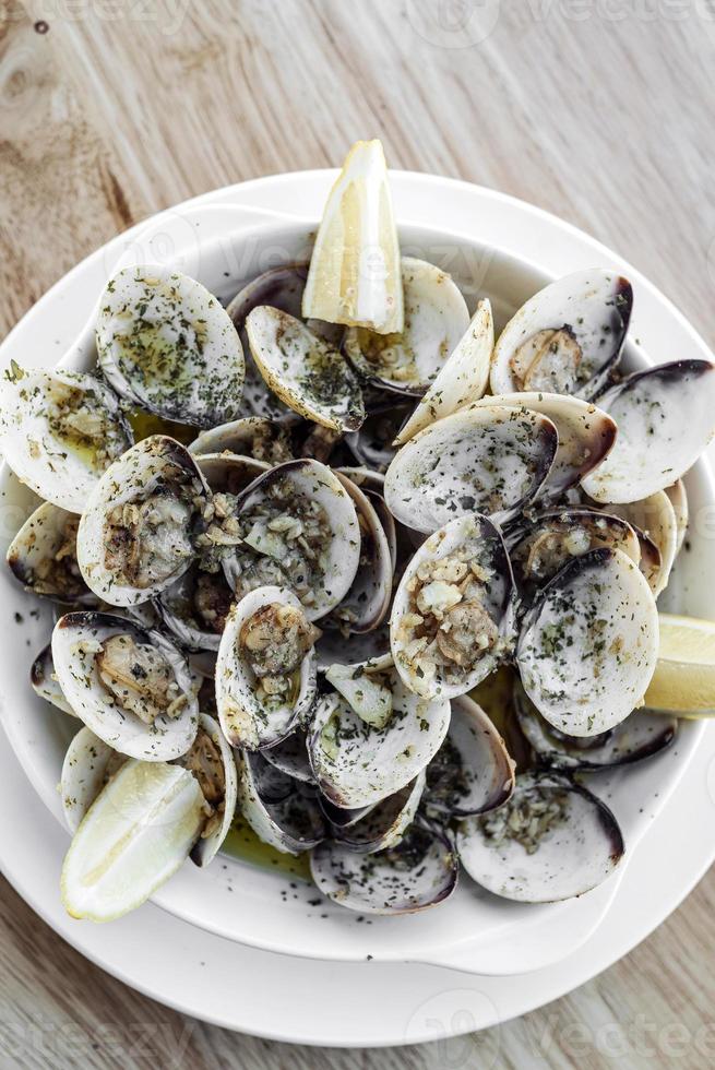 Knoblauch Weißwein gedämpfte Muscheln Meeresfrüchte portugiesische Tapas einfacher Snack foto