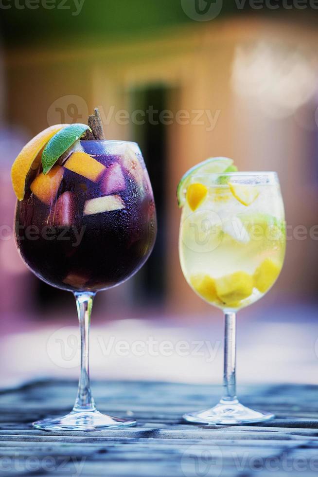 Rot- und Weißwein-Sangria-Cocktailgetränke auf dem Tisch draußen foto