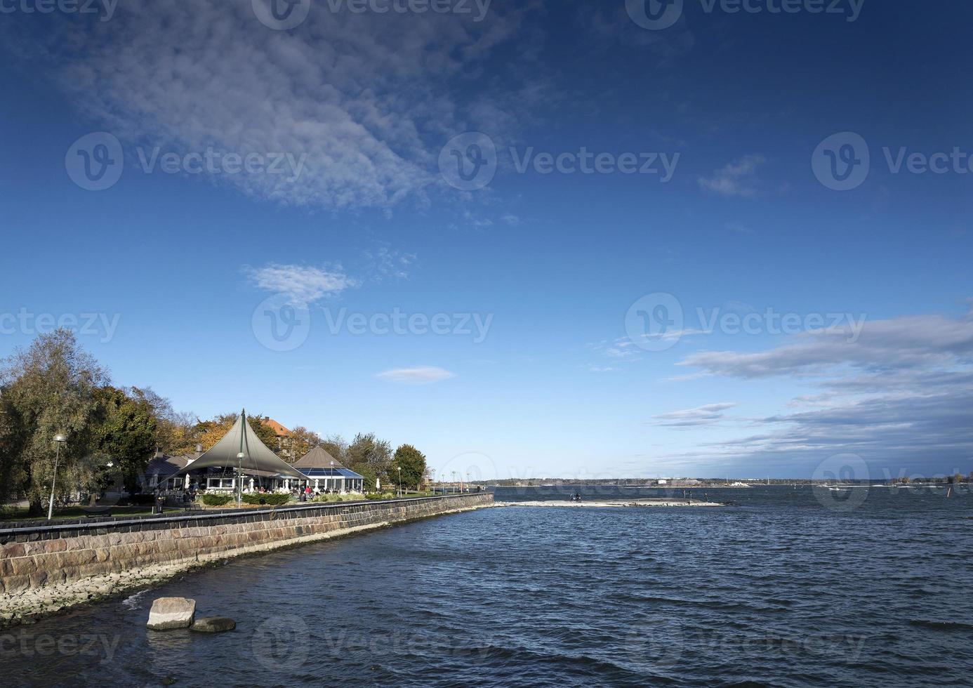 Restaurant-Café am Wasser im berühmten Kaivopuisto-Park in Zentral-Helsinki-Finnland foto