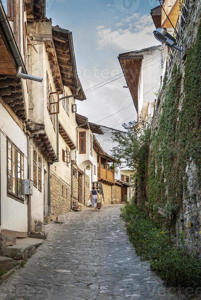 Altstadtstraße und traditionelle Häuser Blick auf Veliko Tarnovo Bulgarien foto