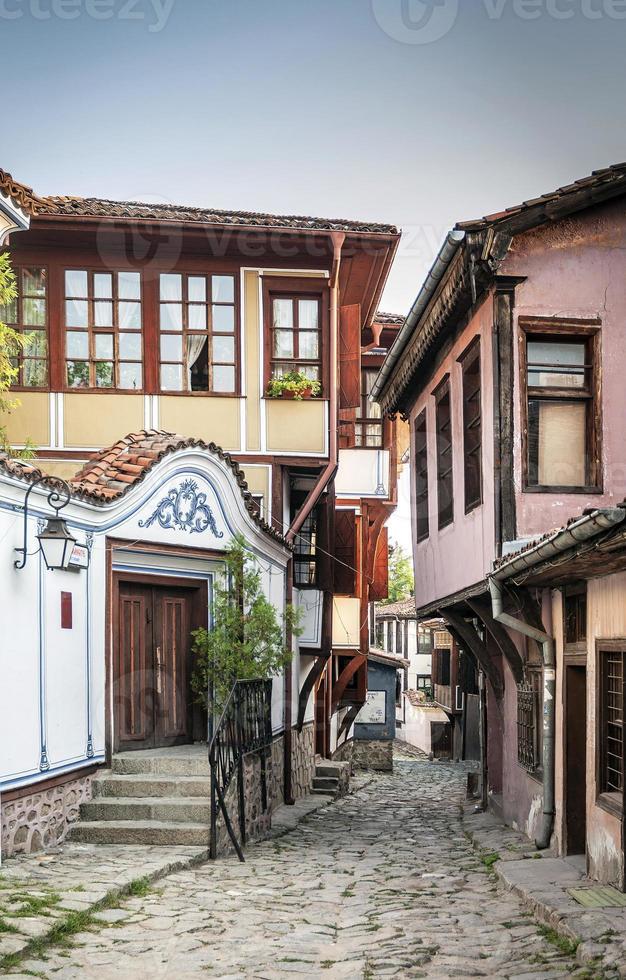 traditionelle Häuser und gepflasterte Straße in der Altstadt von Plovdiv, Bulgarien? foto