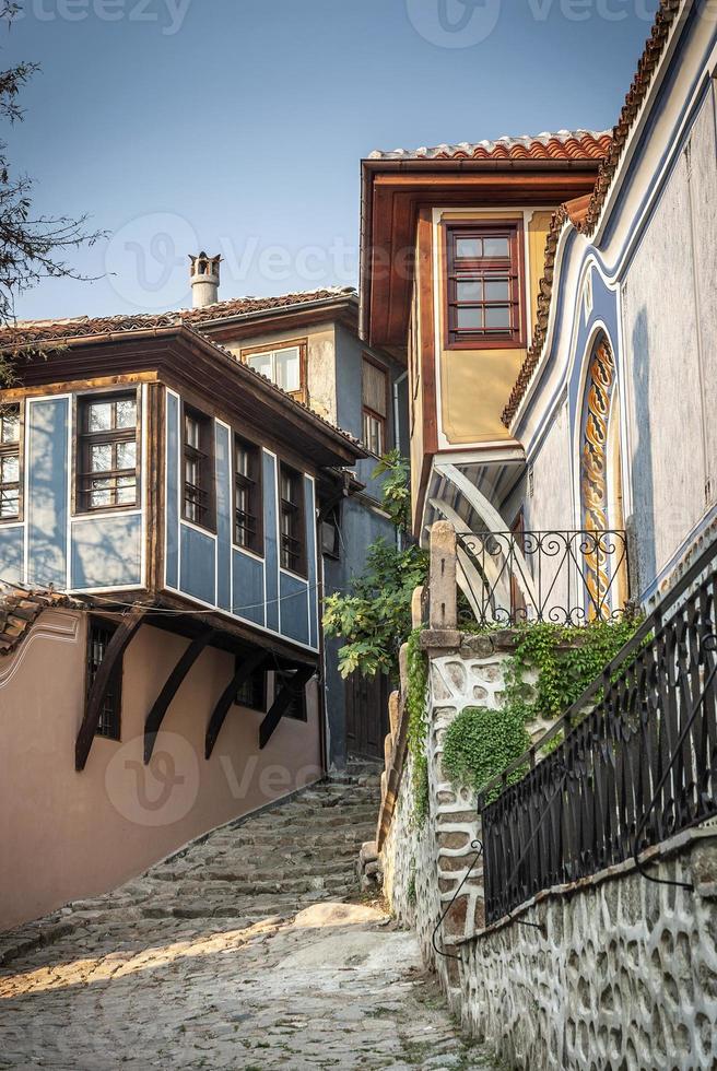 traditionelle Häuser und gepflasterte Straße in der Altstadt von Plovdiv, Bulgarien? foto