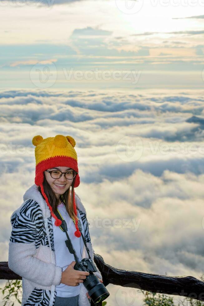 Frau und Nebel ist mögen das Meer foto