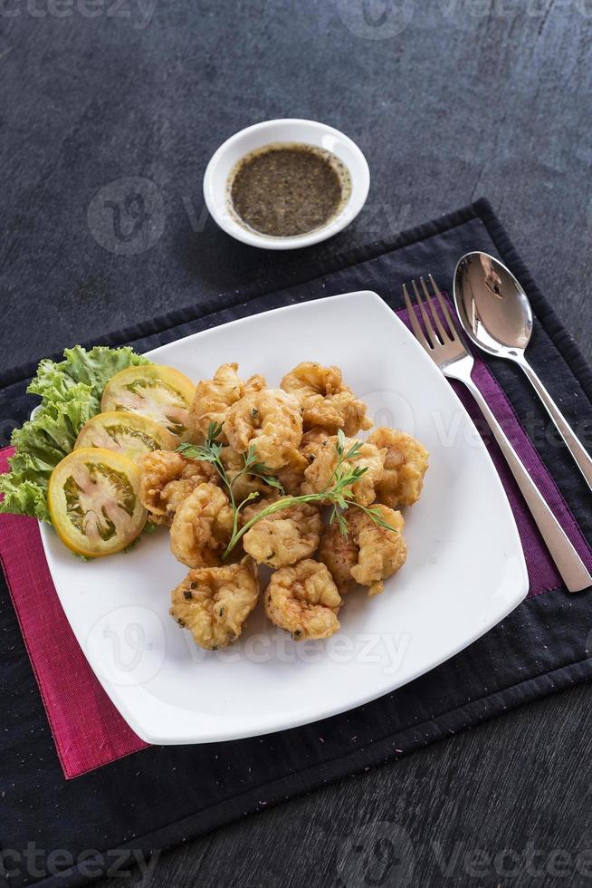 frische Garnelen-Tempura, gebratene Meeresfrüchte-Vorspeise foto