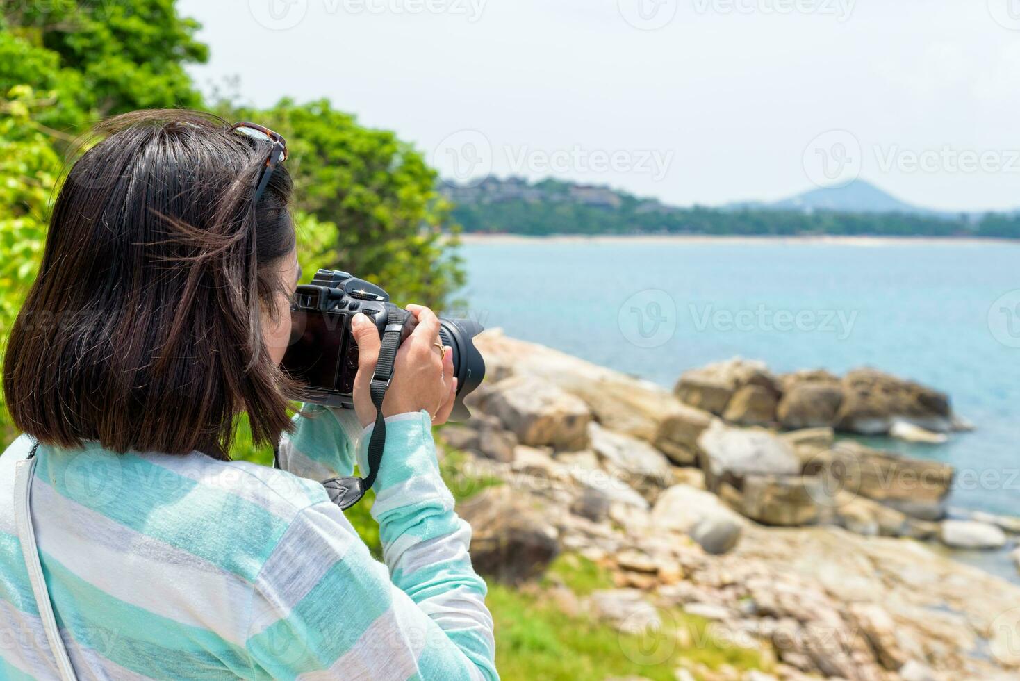 jung Frau Fotografie in der Nähe von das Meer foto