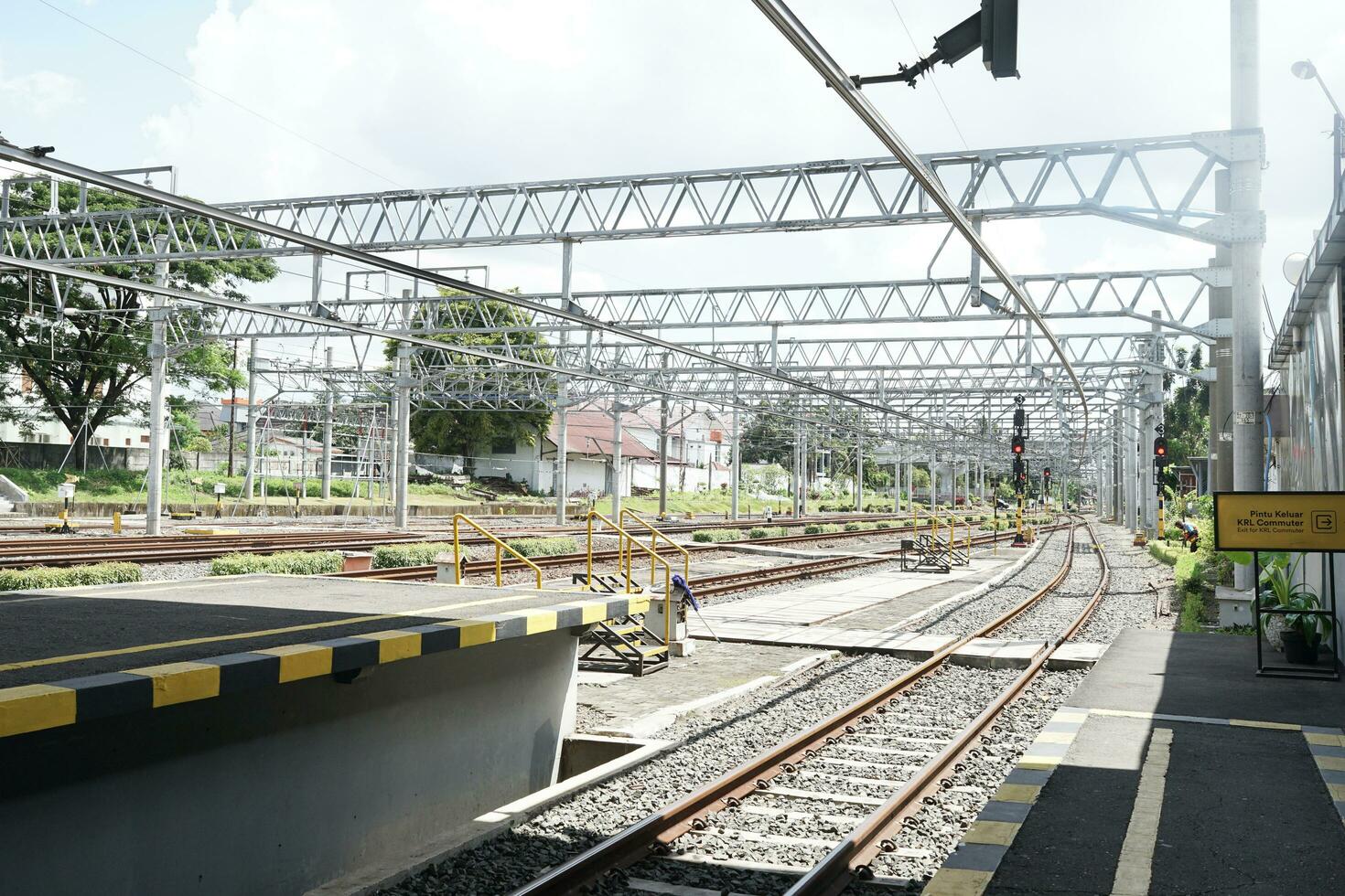 das Aussicht von das Zug Bahnhof von das draußen foto