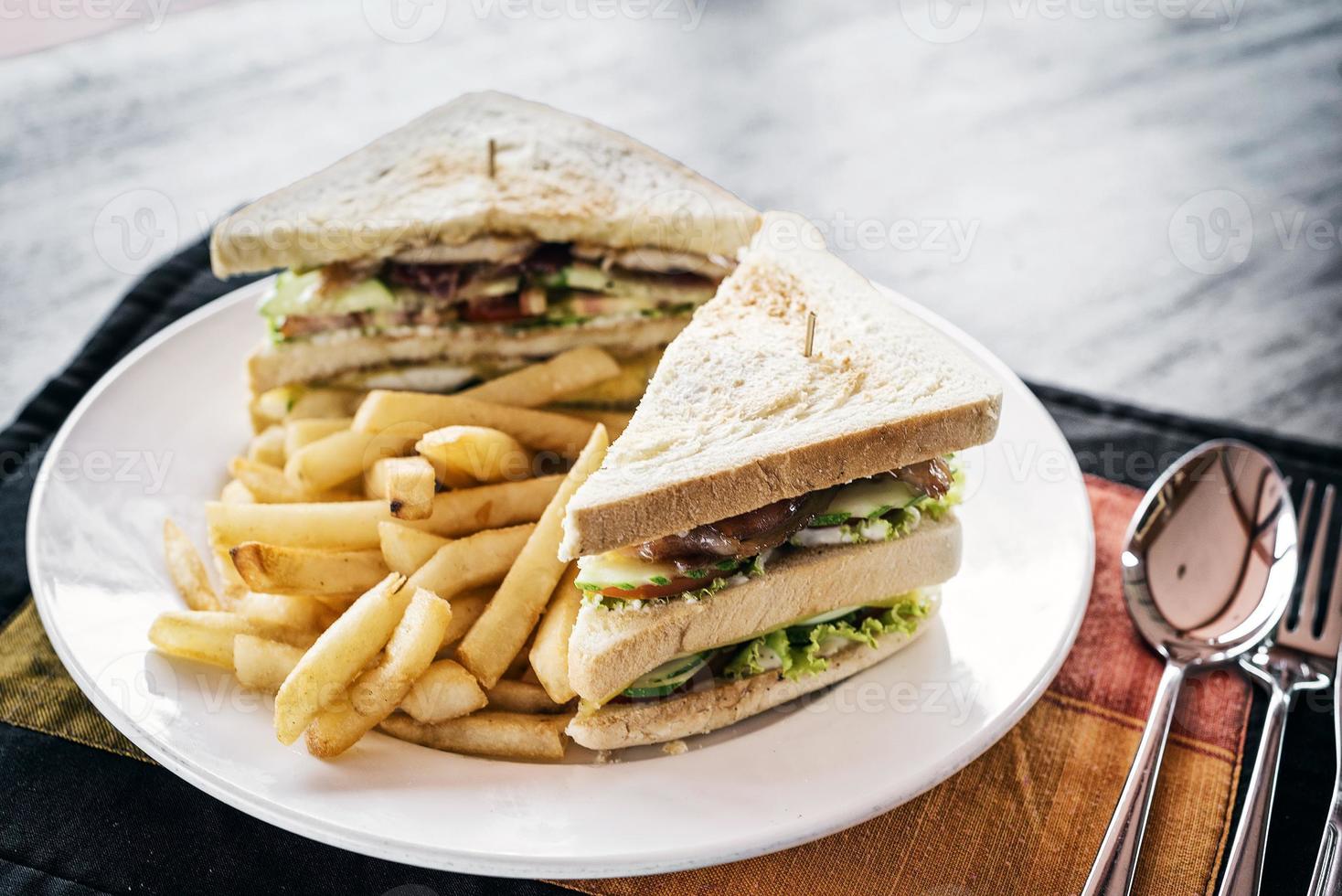 Club Sandwich Snack mit Pommes auf Teller foto