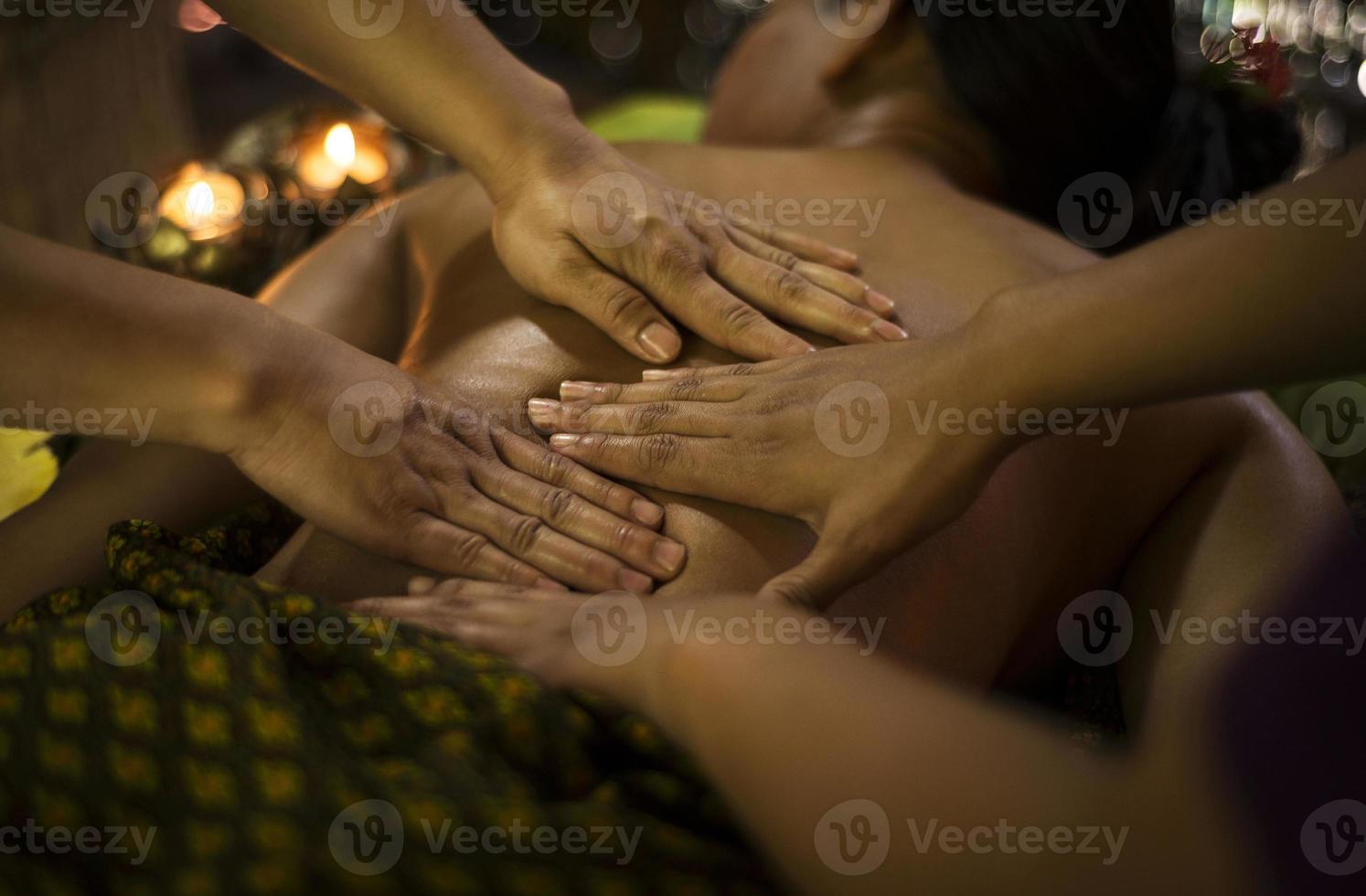 Traditionelle asiatische thailändische Vierhandmassage im tropischen Spa-Detail foto