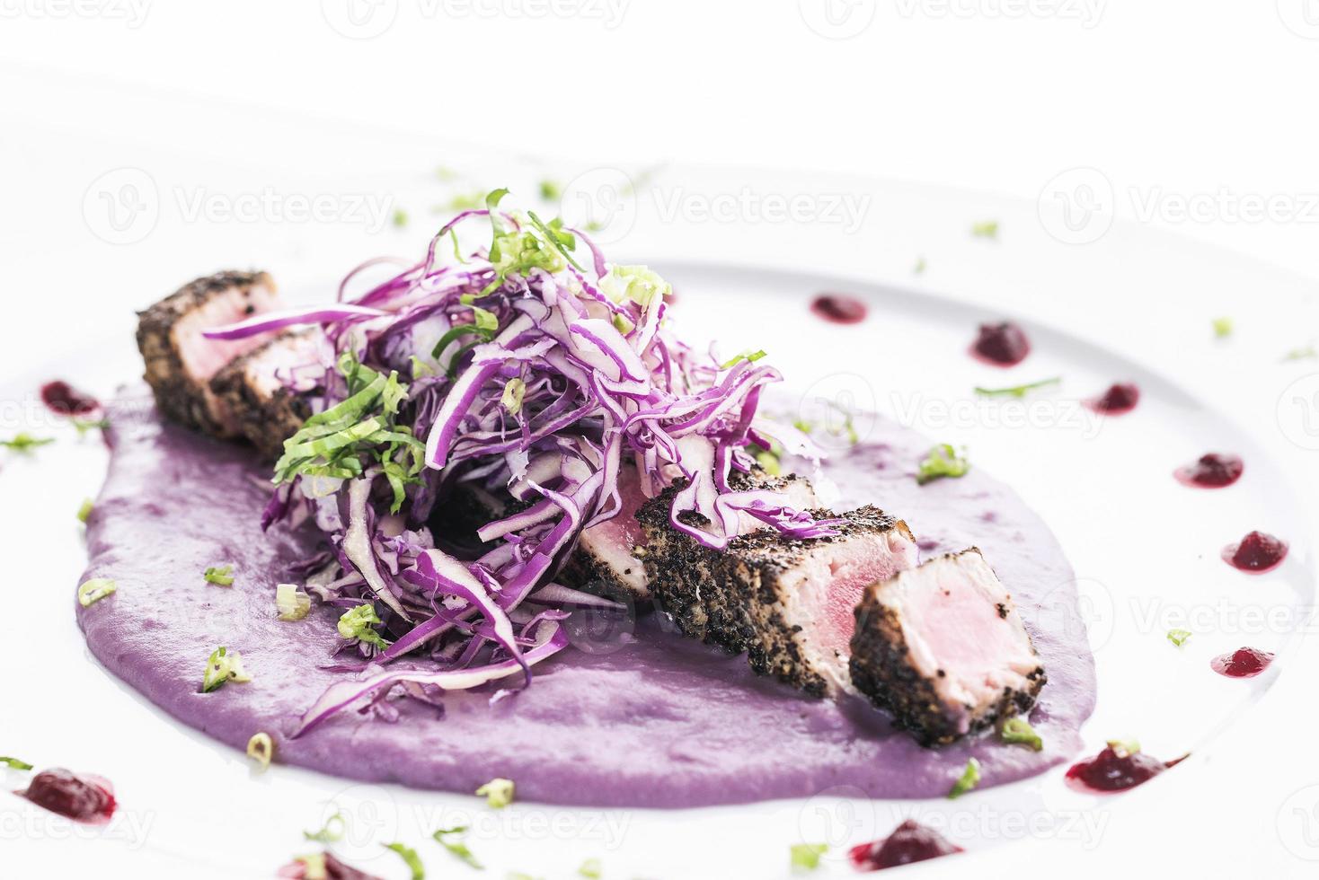 moderne Fusion Gourmetküche gebratener Thunfisch Fischmehl foto