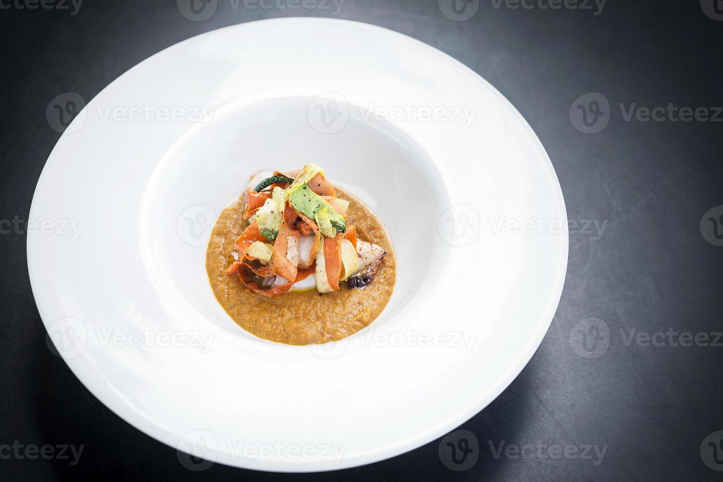 Gourmet-Fusion-Küche gefüllter Tintenfisch mit asiatisch eingelegtem Gemüse in Kürbis-Currysauce foto