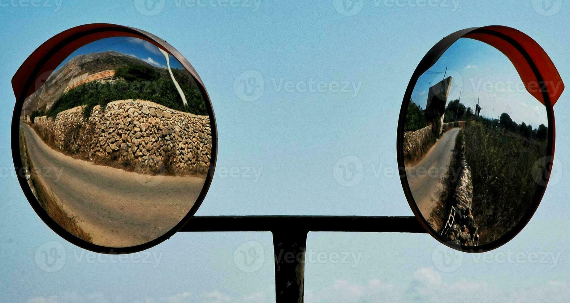 zwei Spiegel reflektieren das Straße im Vorderseite von Sie foto