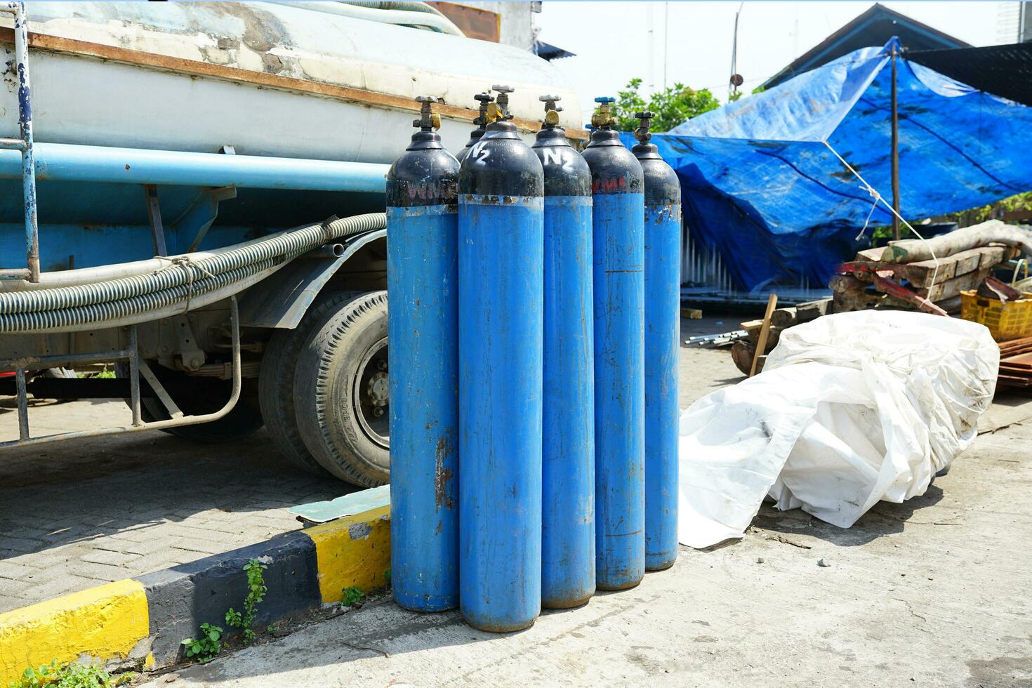 Blau Stickstoff- Tube beim das Hafen Platz foto