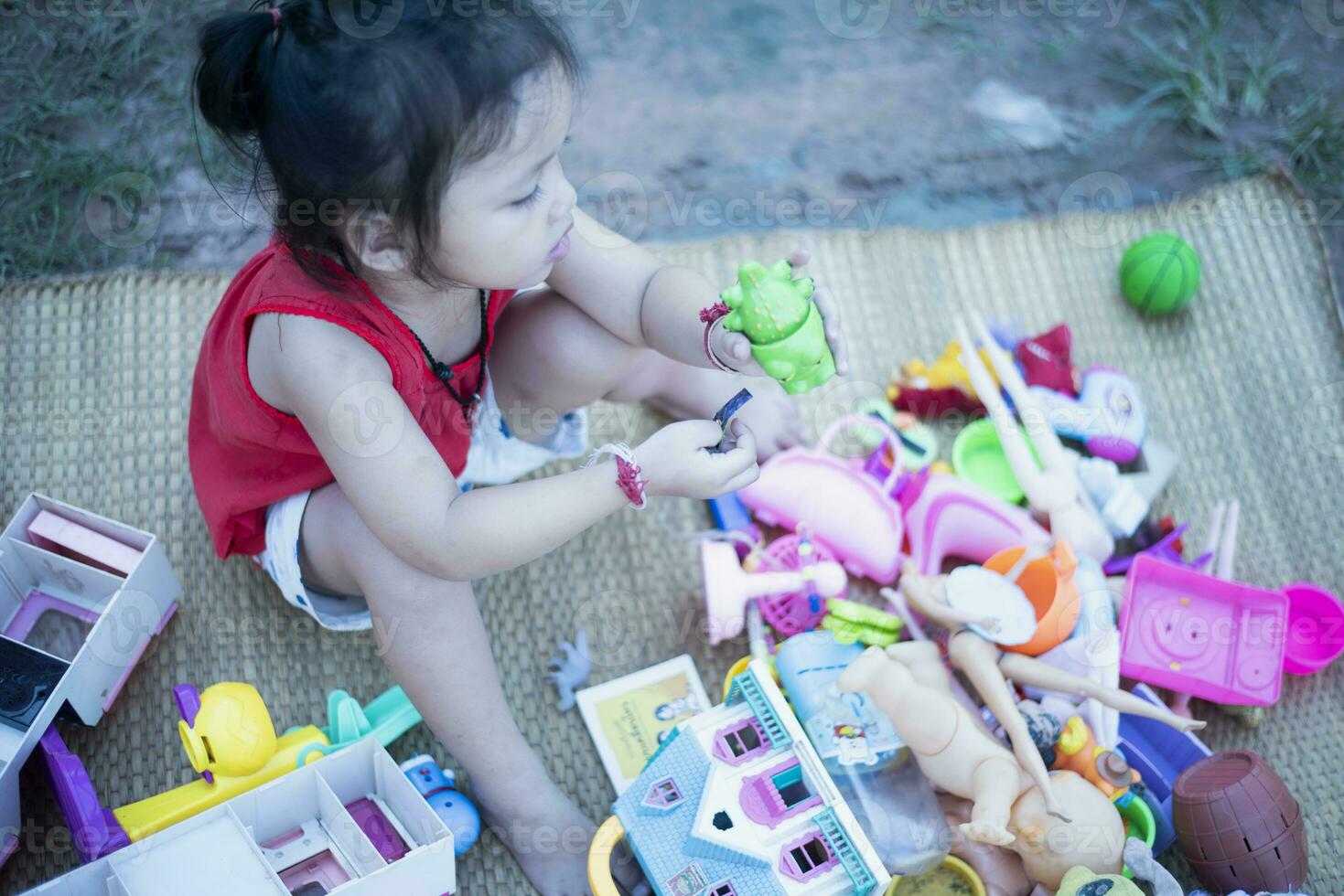 Kinder abspielen mit bunt Spielzeuge Kinder abspielen lehrreich und kreativ Spielzeuge und Spiele zum jung Kinder beim heim. foto