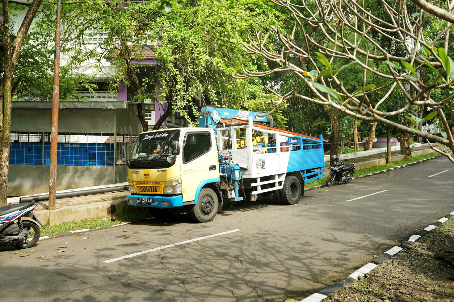 Solo, Indonesien - - Juni 11, 2022 Elektriker LKW, LKW mit Leiter und Diesel zum reparieren Leistung Gitter foto