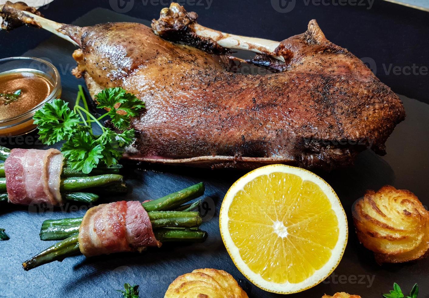 gebratene Gans mit Bohnen und Herzoginkartoffeln foto