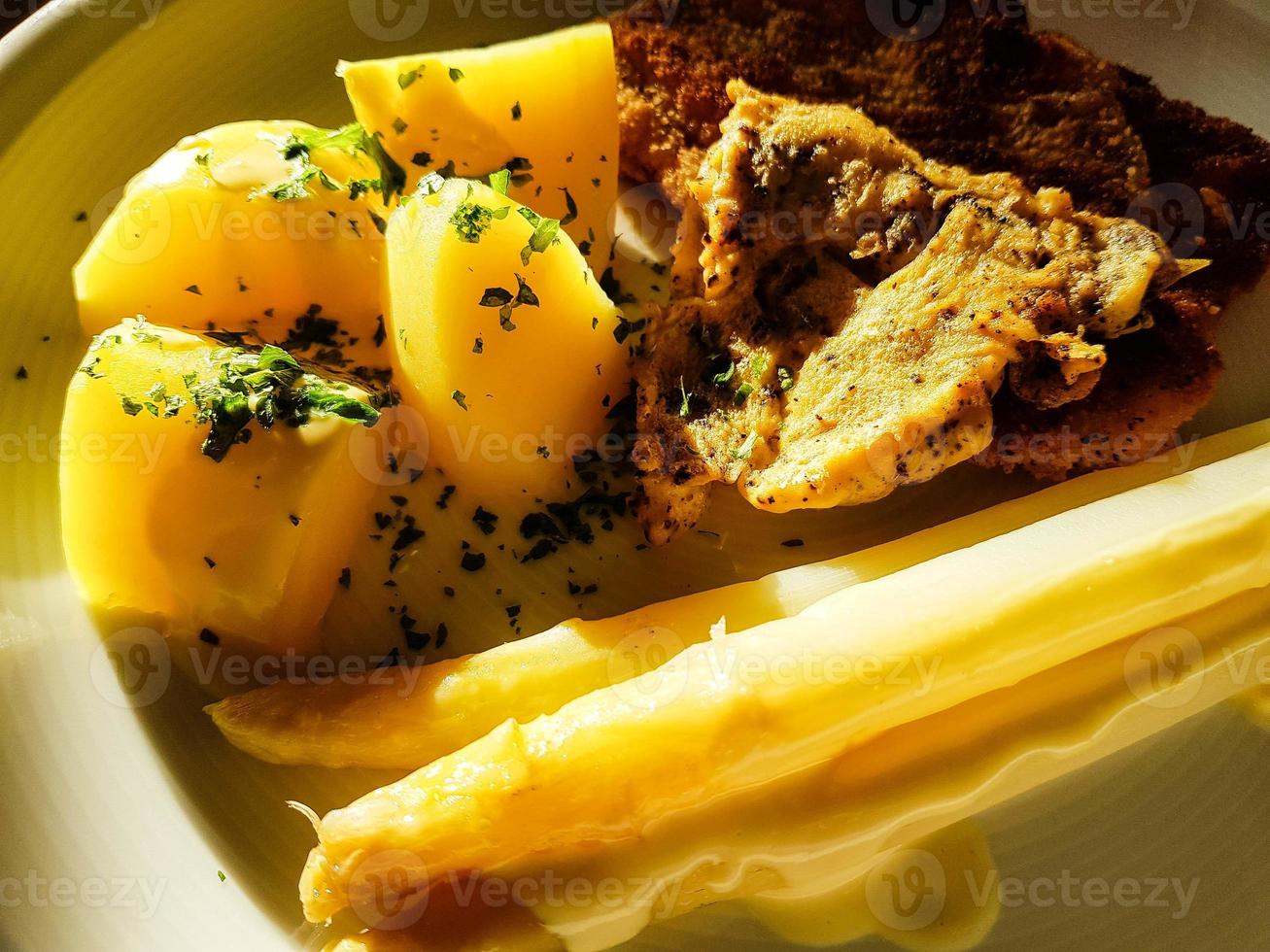 Putenbrust mit Spargel foto