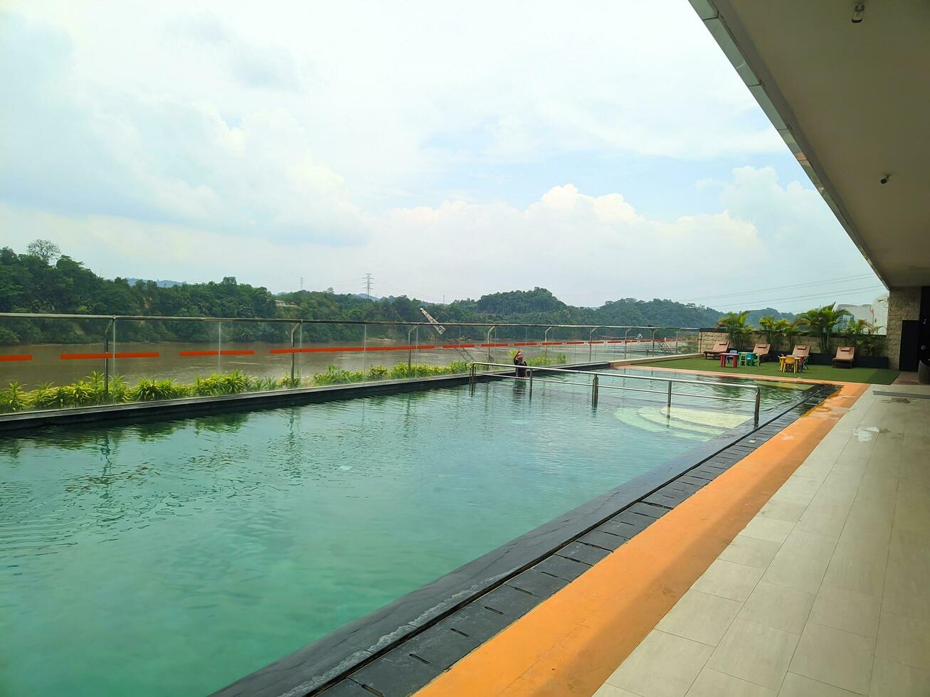 samarinda Kalimantan Timur, Indonesien 16 Oktober 2023. Schwimmen Schwimmbad mit Ansichten von das Mahakam Brücke foto