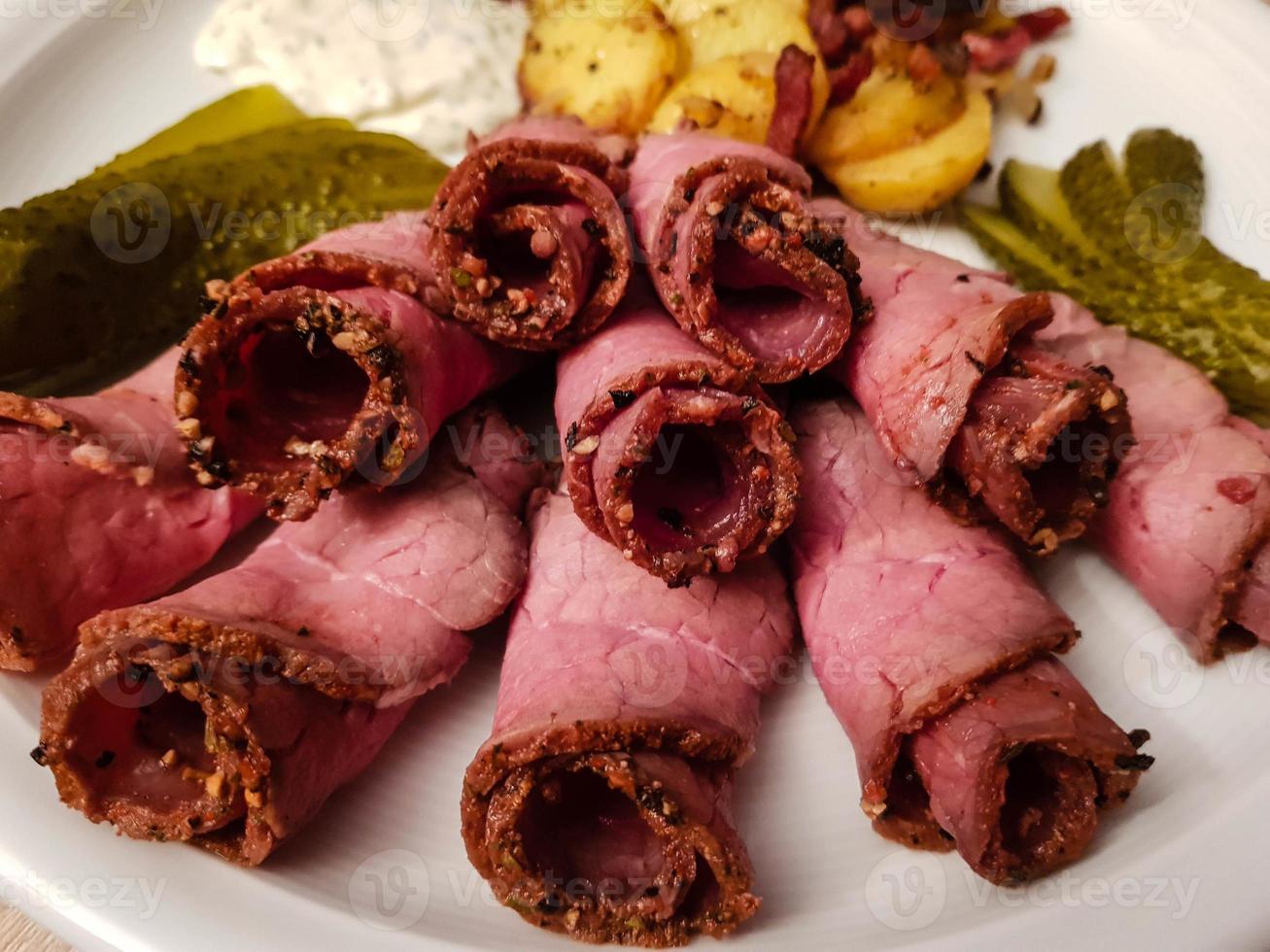 Roastbeef mit Bratkartoffeln und Remoulade foto