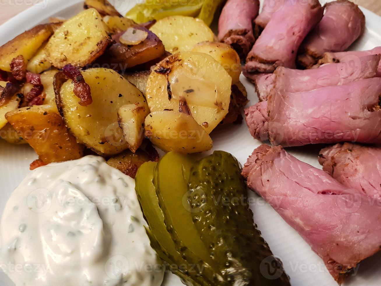 Roastbeef mit Bratkartoffeln und Remoulade foto