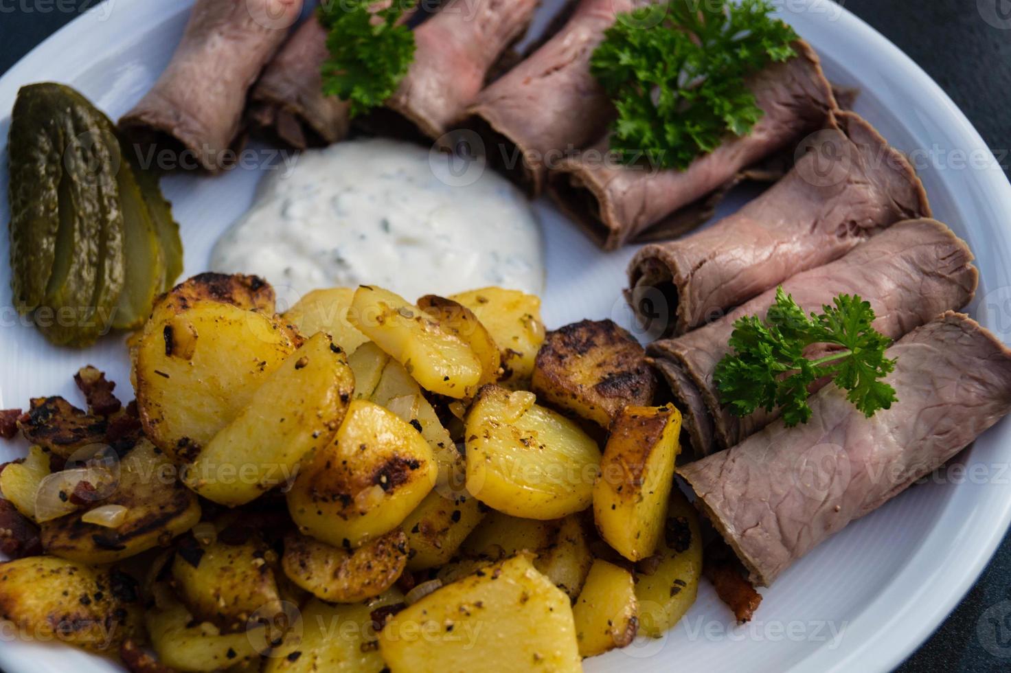 Roastbeef mit Bratkartoffeln und Remoulade foto