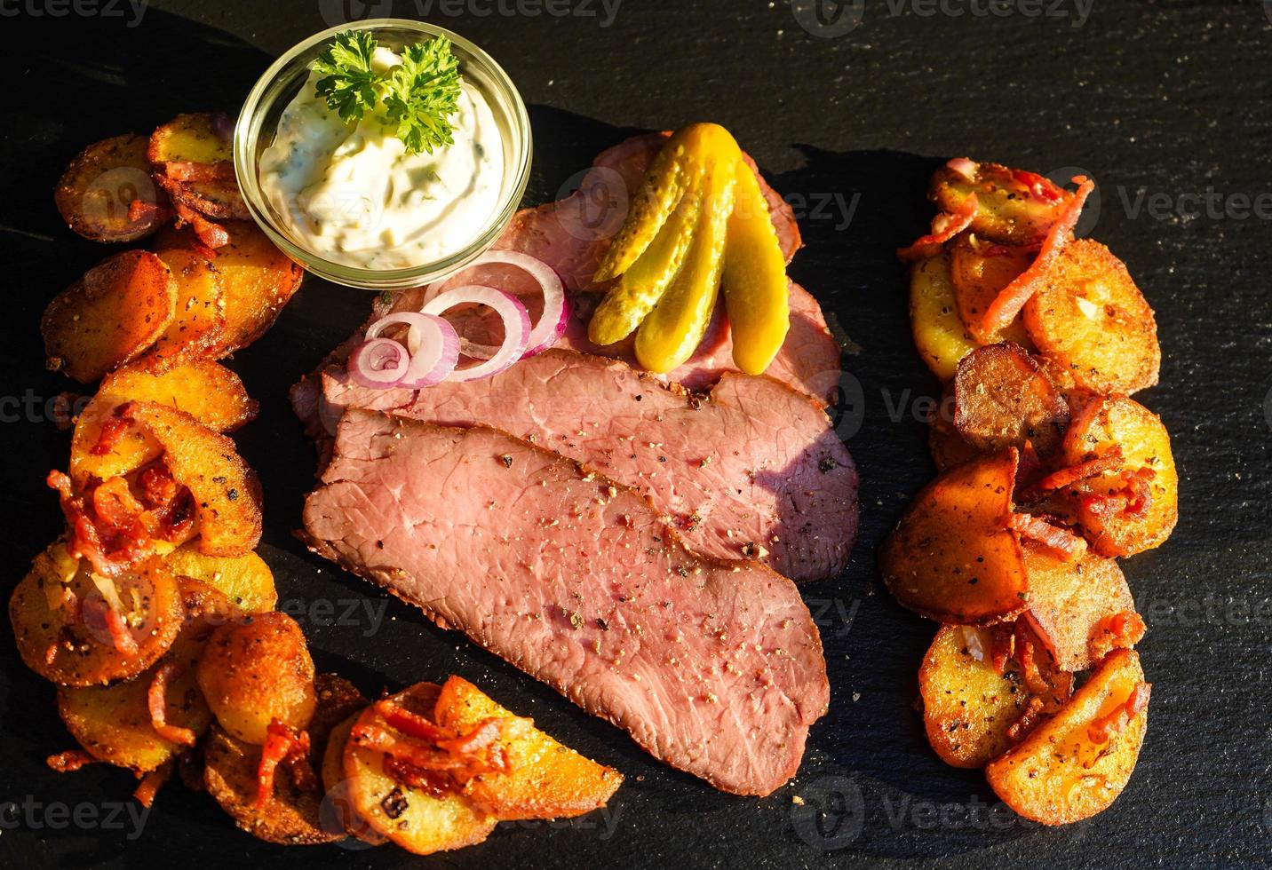 Roastbeef mit Bratkartoffeln und Remoulade foto