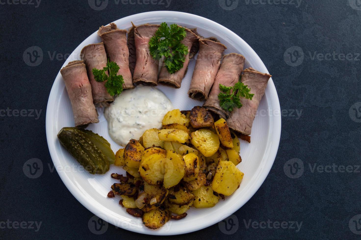 Roastbeef mit Bratkartoffeln und Remoulade foto