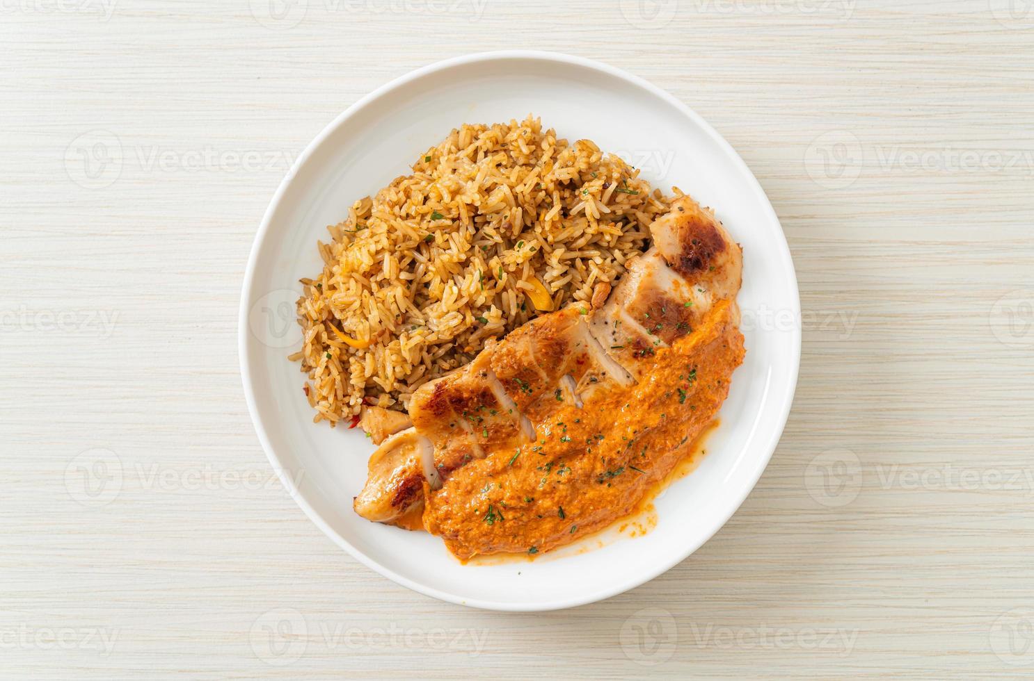 gegrilltes Hühnersteak mit roter Currysauce und Reis foto