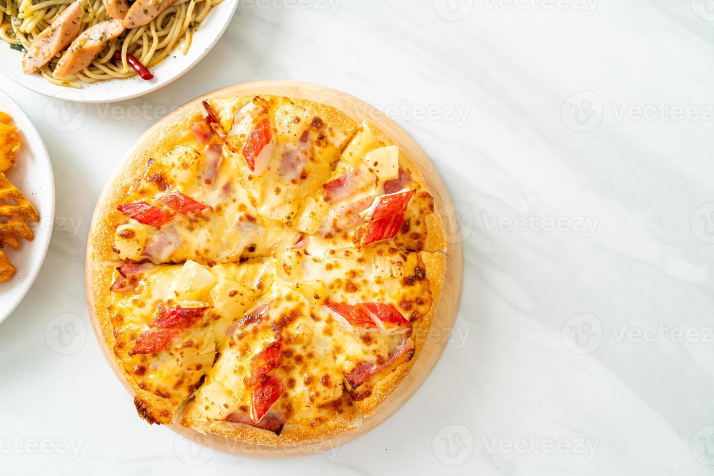 Pizza mit Schinken und Krabbenstange foto