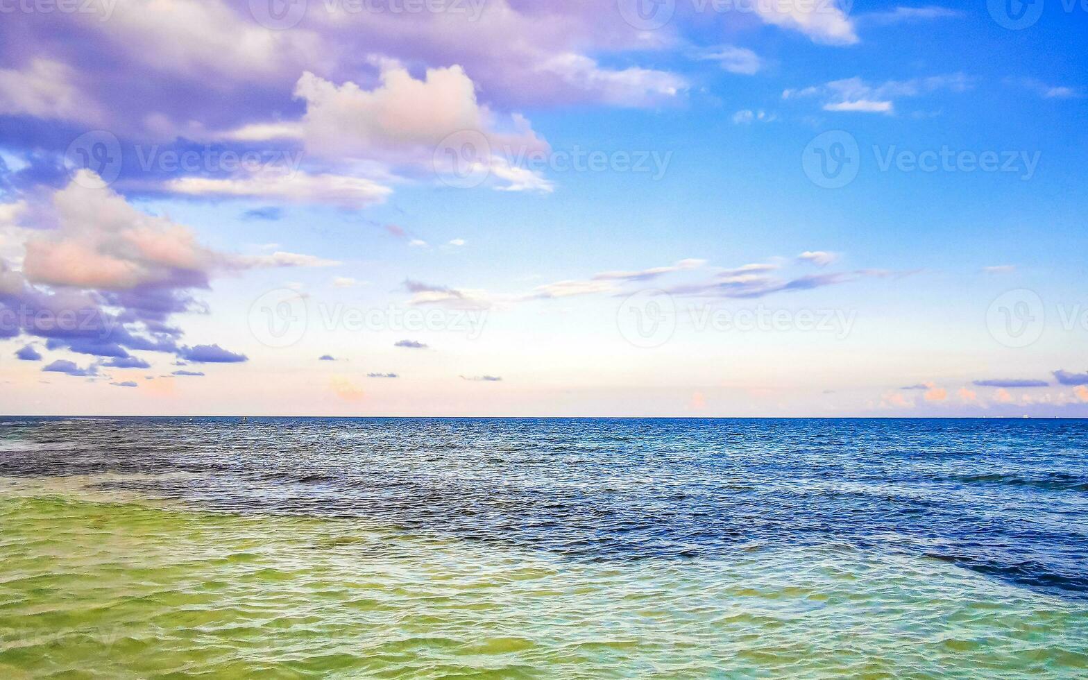 tropischer karibischer strand klares türkisfarbenes wasser playa del carmen mexiko. foto