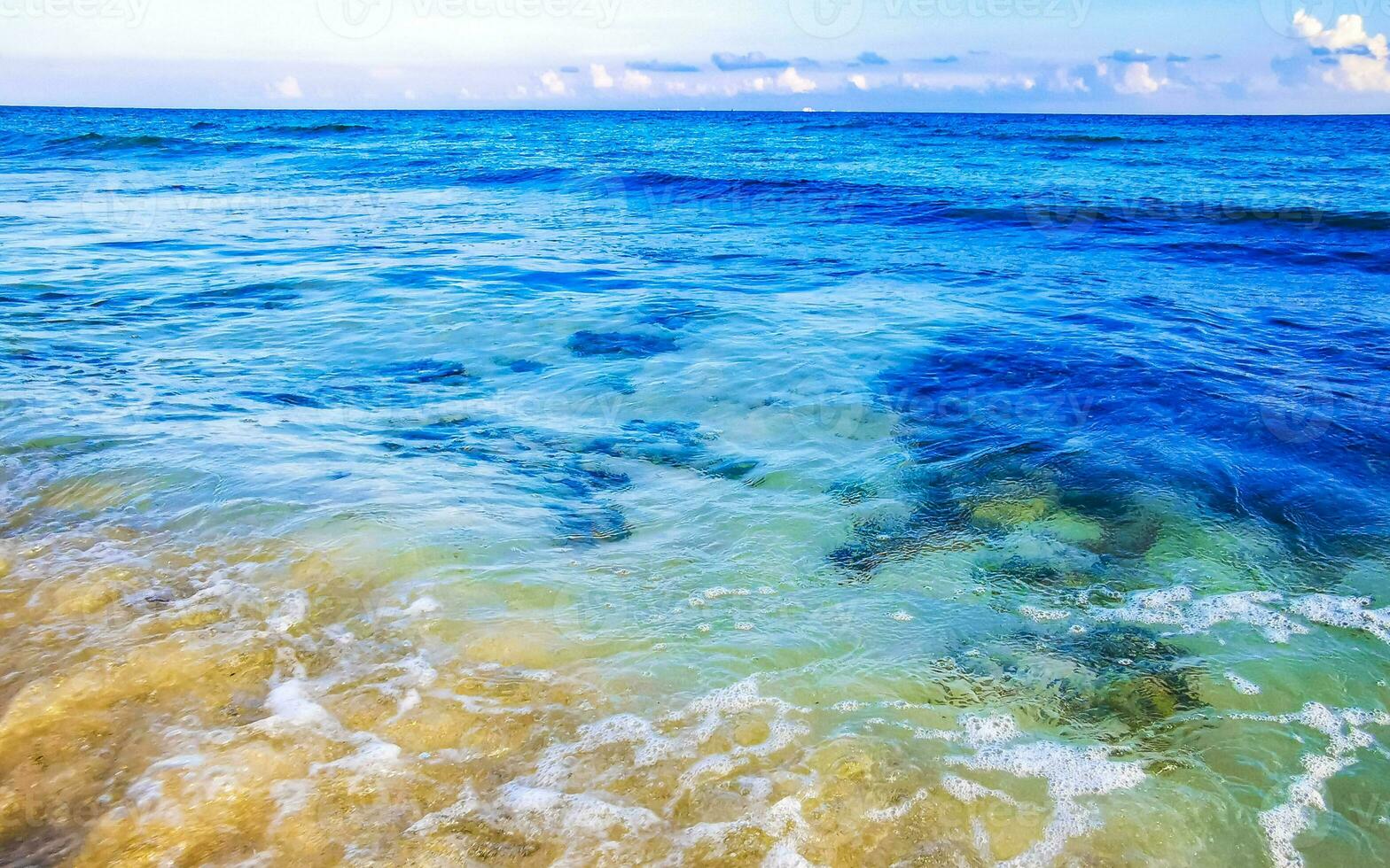 steine felsen korallen türkis grün blau wasser am strand mexiko. foto