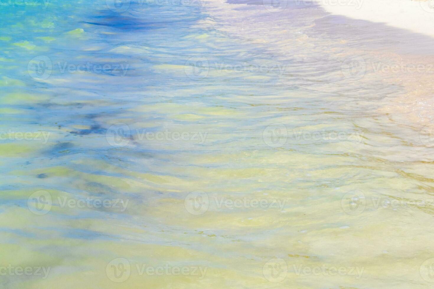 wellen am tropischen strand karibisches meer klares türkisfarbenes wasser mexiko. foto