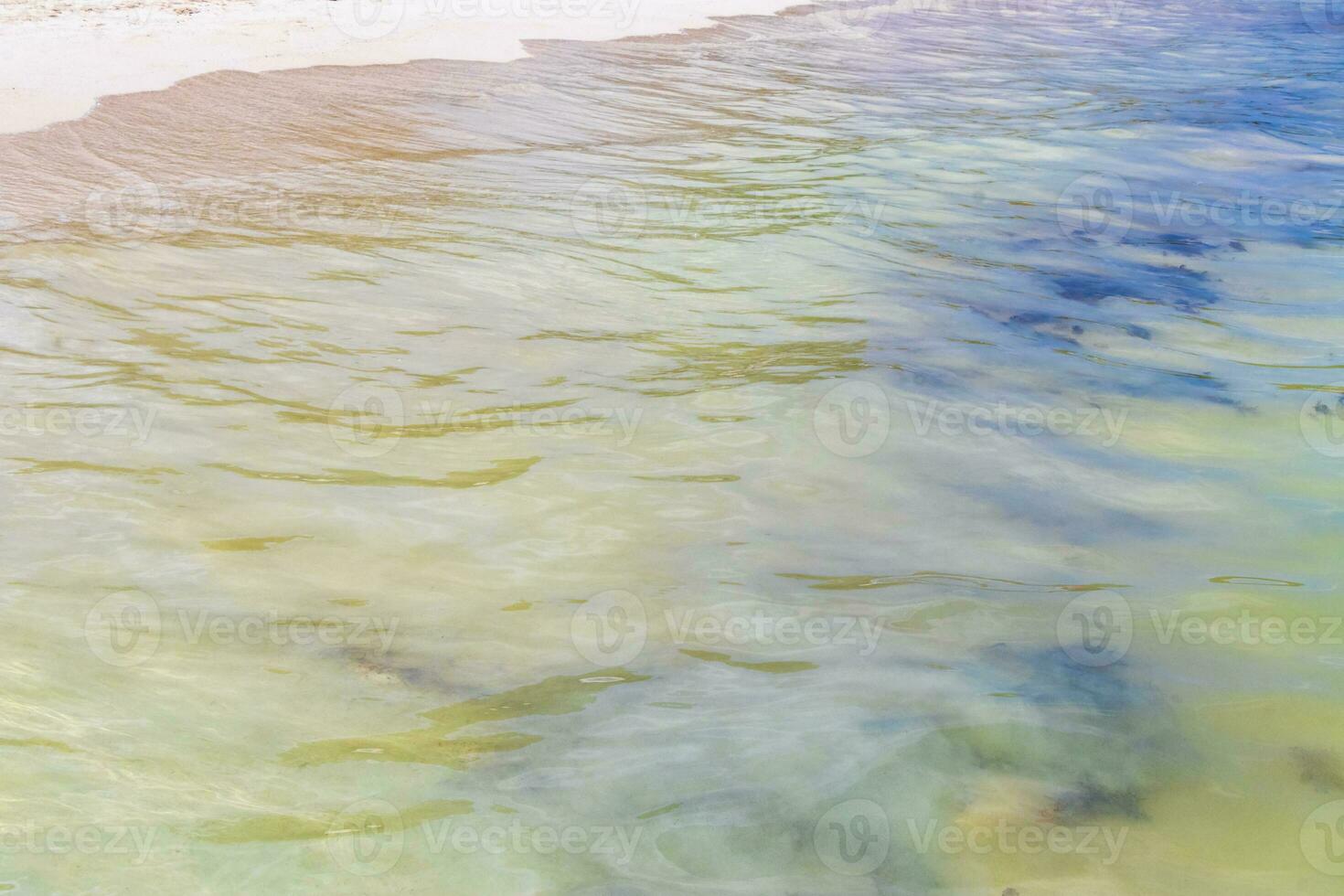 wellen am tropischen strand karibisches meer klares türkisfarbenes wasser mexiko. foto