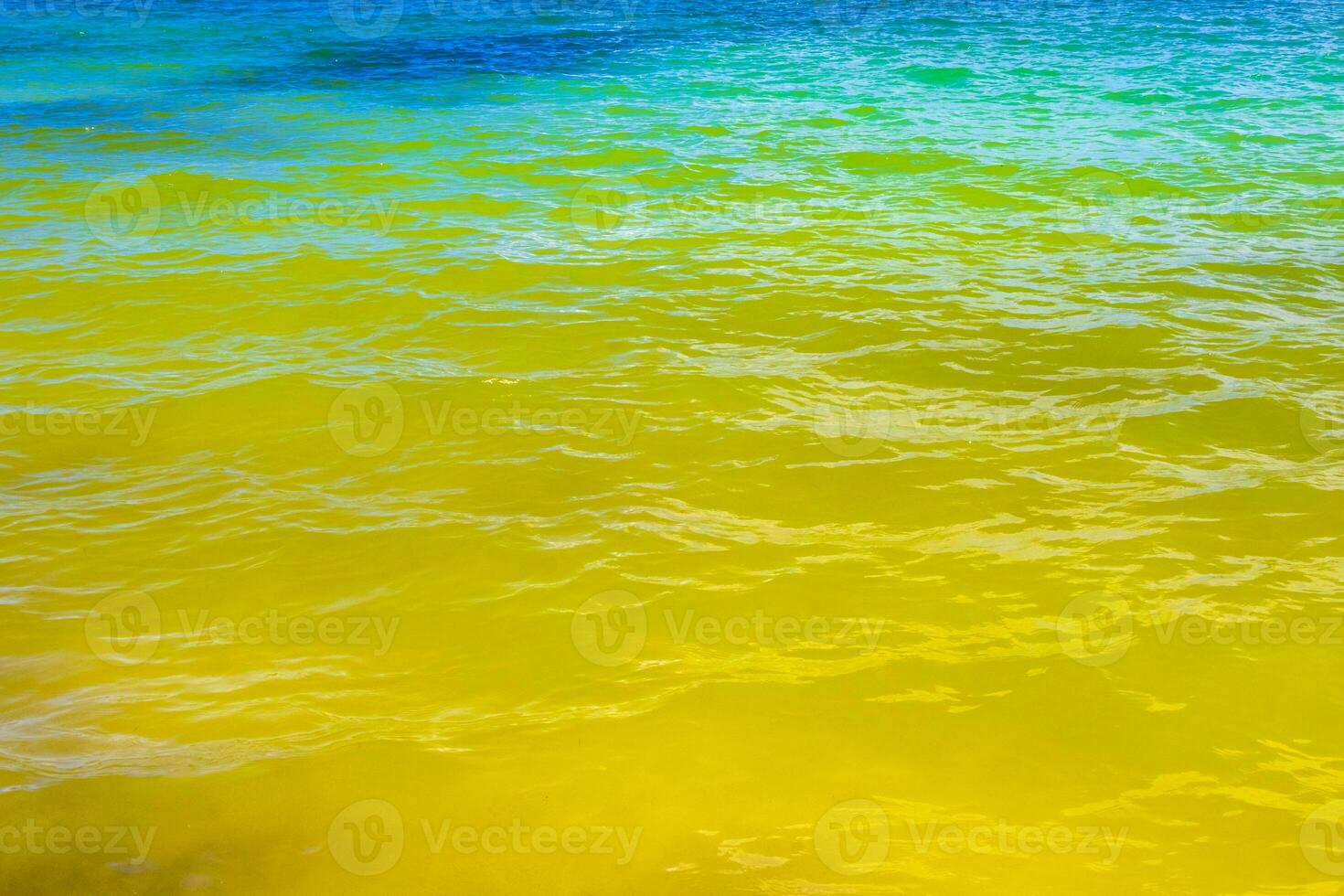 wellen am tropischen strand karibisches meer klares türkisfarbenes wasser mexiko. foto