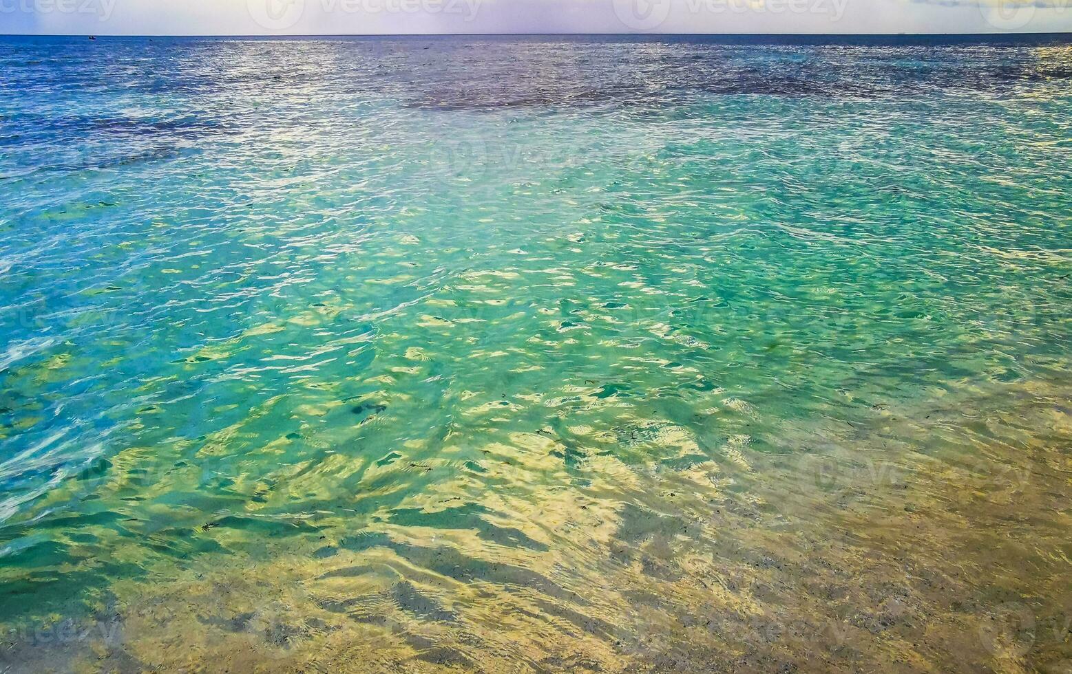 tropischer karibischer strand klares türkisfarbenes wasser playa del carmen mexiko. foto