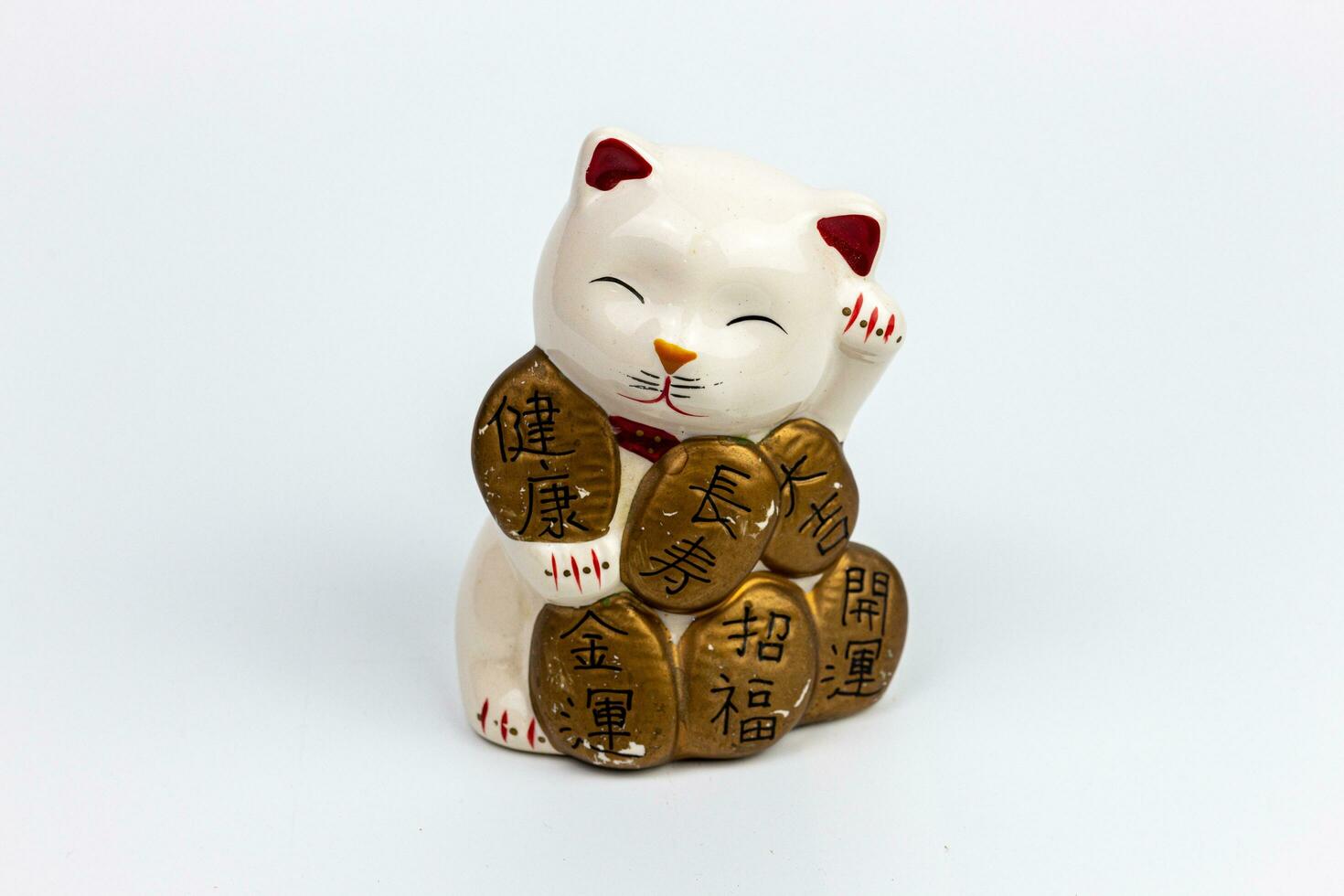 Weiß Katze und Gold Münze auf Weiß Hintergrund, Chinesisch Glücklich Katze. foto