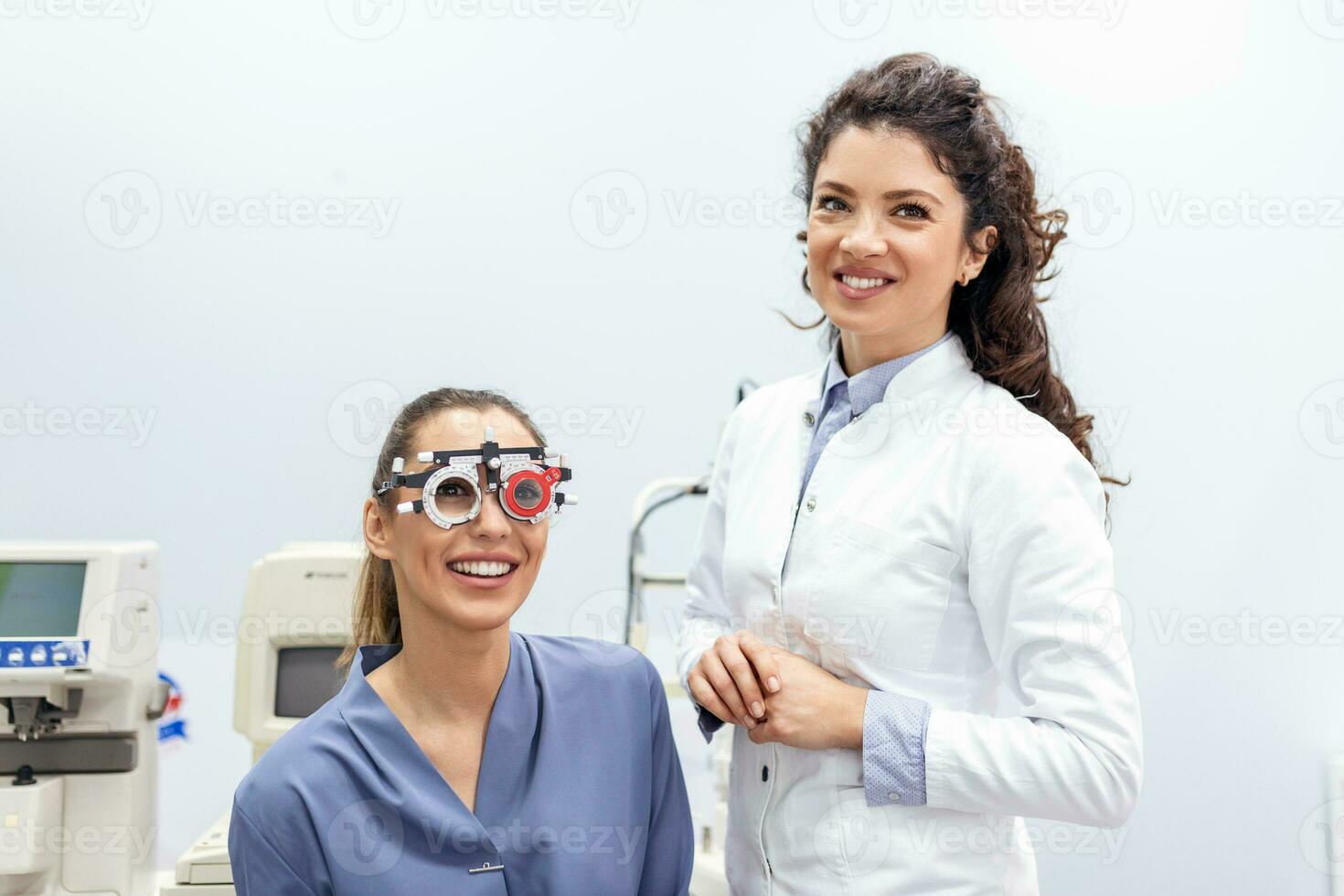 Augenoptiker Änderungen Linsen im Versuch Rahmen zu untersuchen das Vision von jung Frau geduldig Vision beim Augenheilkunde Klinik, selektiv Fokus foto
