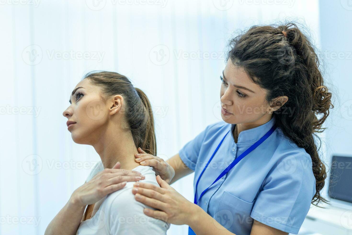 Frau Arzt Osteopath im medizinisch Uniform Festsetzung Frau Patienten Schulter und zurück Gelenke im Handbuch Therapie Klinik während besuchen. Fachmann Osteopath während Arbeit mit geduldig Konzept foto