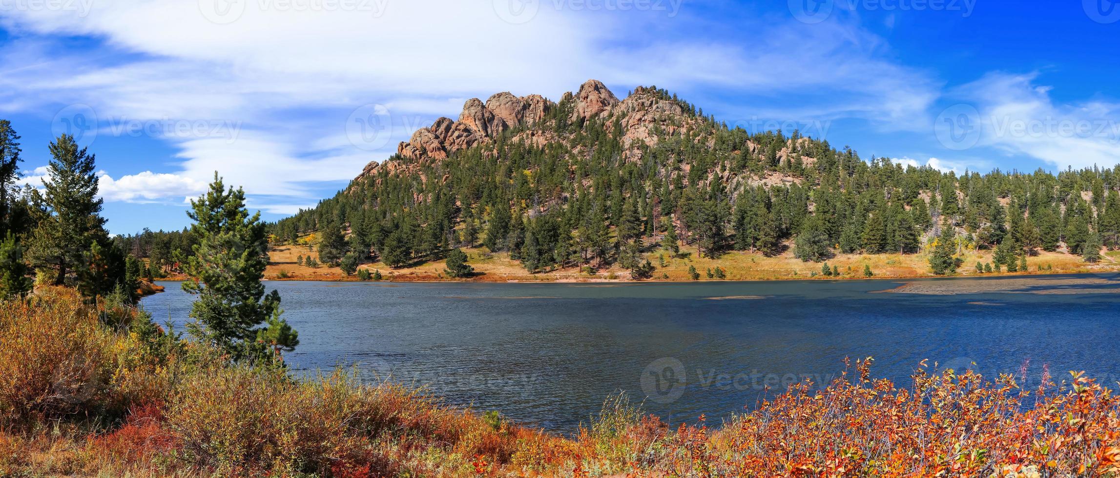 Panoramablick auf die Lily Lake Landschaft in der Nähe von Estes Park City Colorado. foto